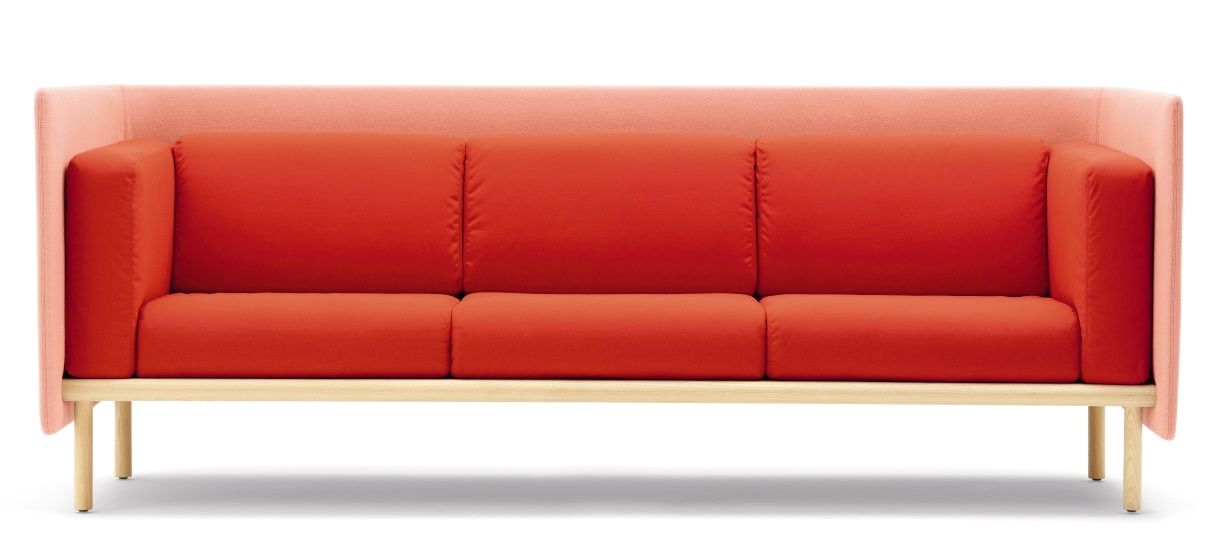 Rotes Floater Sofa mit hoher Rückenlehne und hellem Holzgestell, modernes 3-Sitzer Sofa.